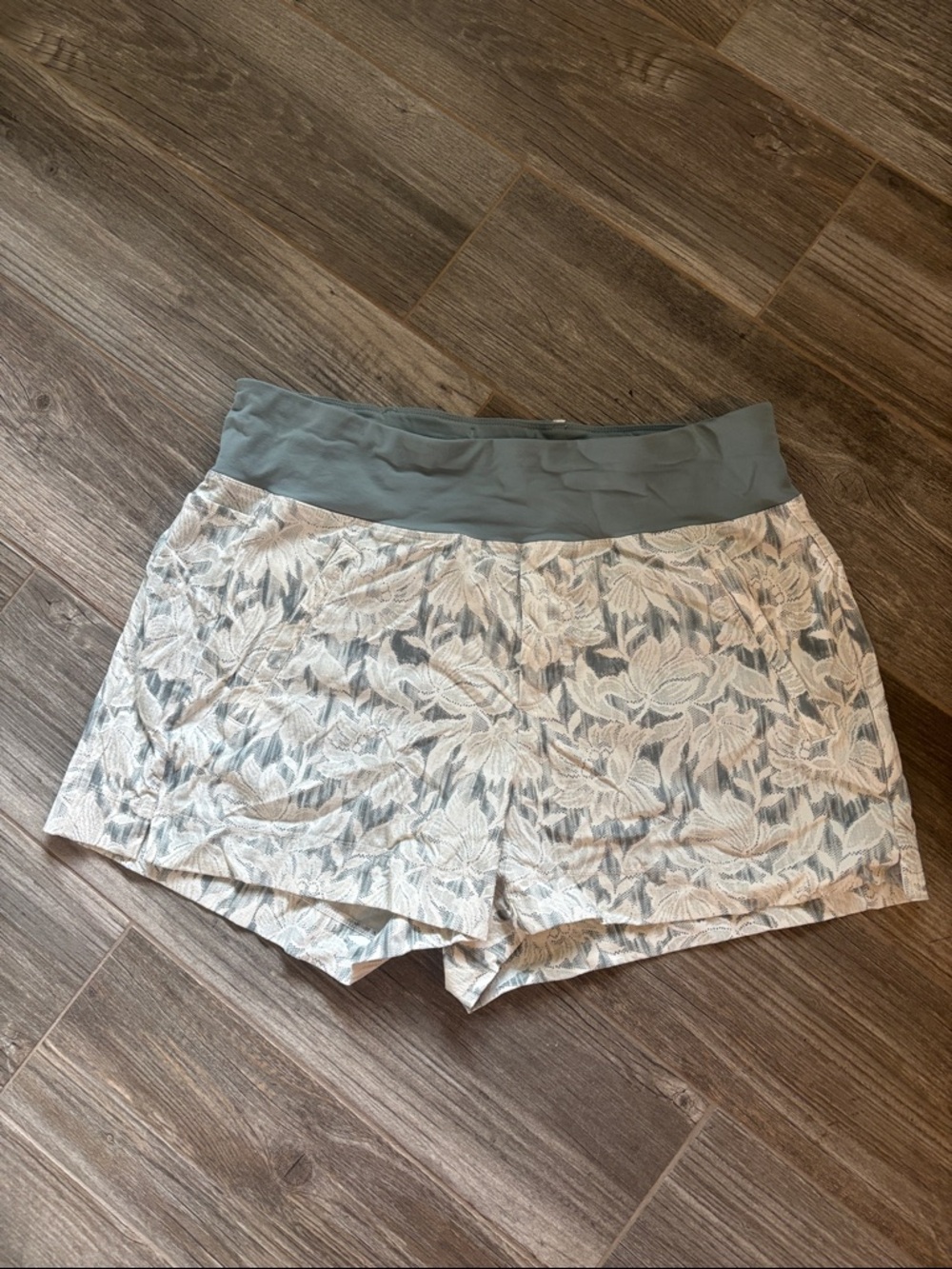 Athleta Trekkie North Shorts (Size 8) Floral Women's Athletic Sage Yoga Waist